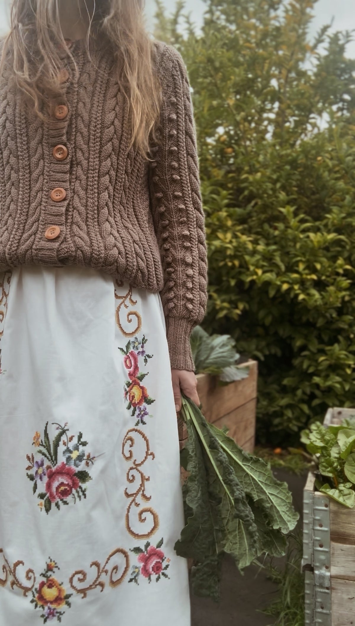ONE OF A KIND VINTAGE EMBROIDERED ROSE SKIRT S-M
