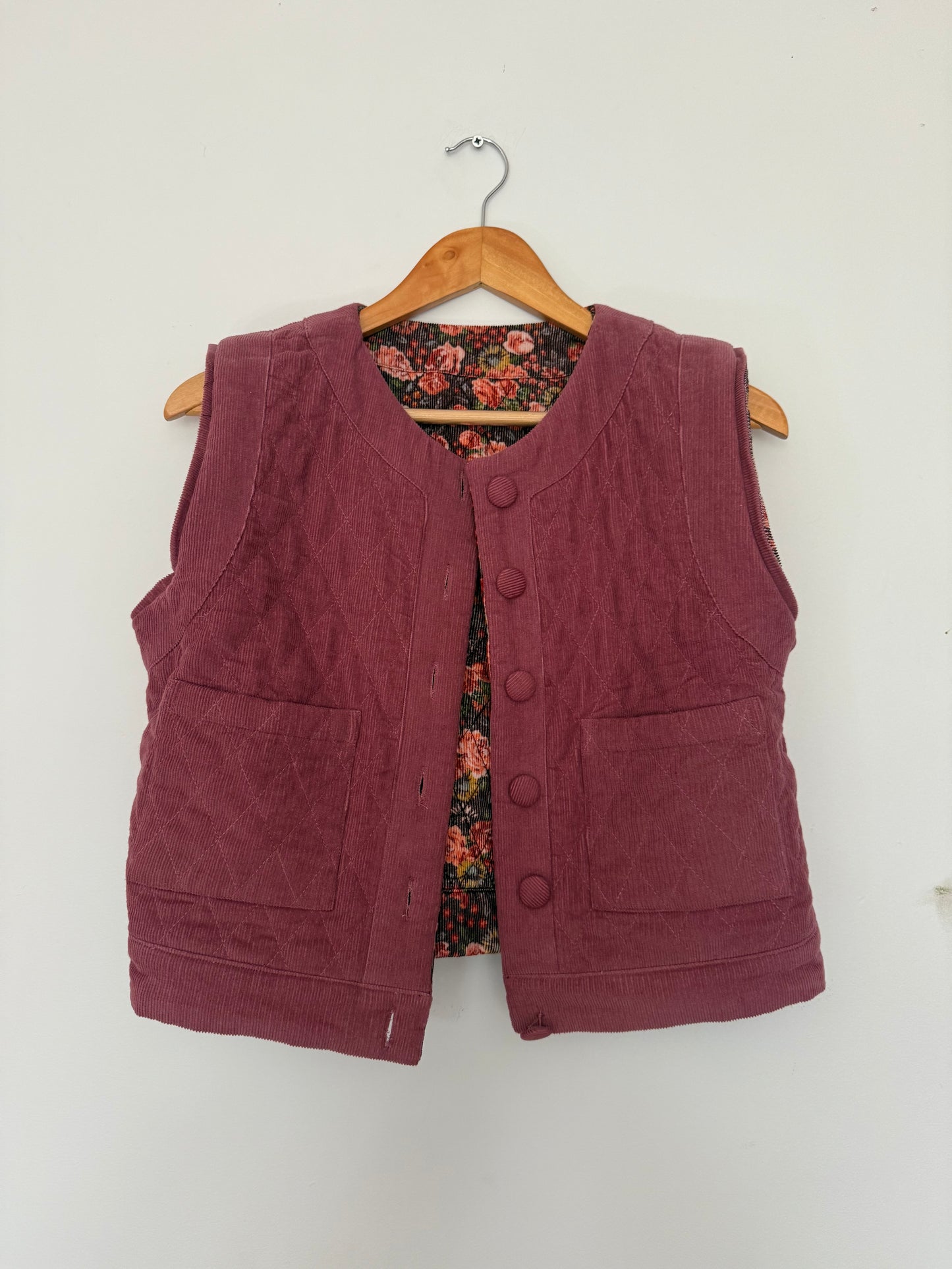 SAMPLE - 100% RECYCLED COTTON CORDUROY - PEMBROKE CROP REVERSIBLE QUILTED JACKET/VEST FLORAL SMALL
