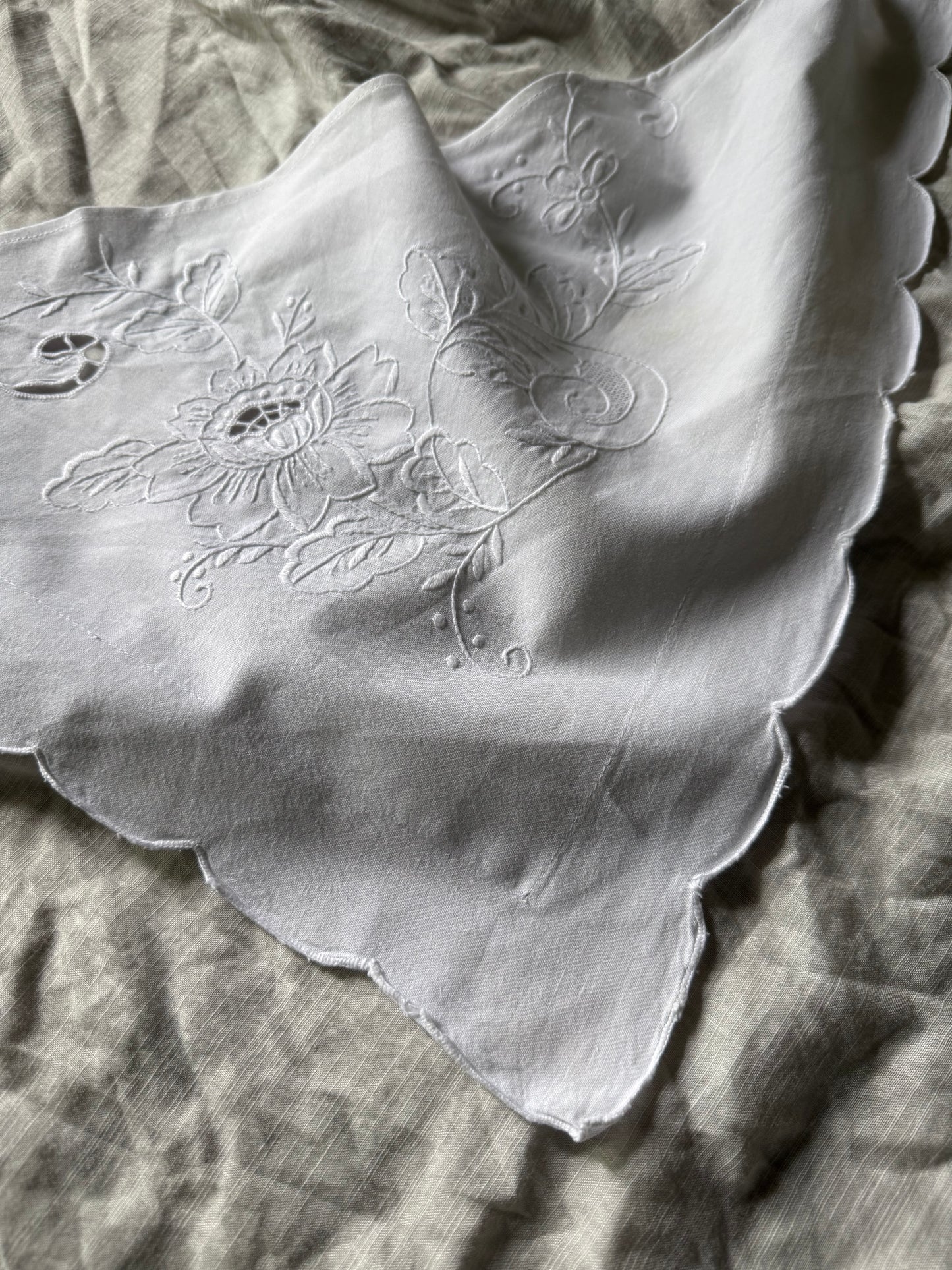 REWORKED - EMBROIDERED FLORAL COTTON HEAD SCARF WHITE