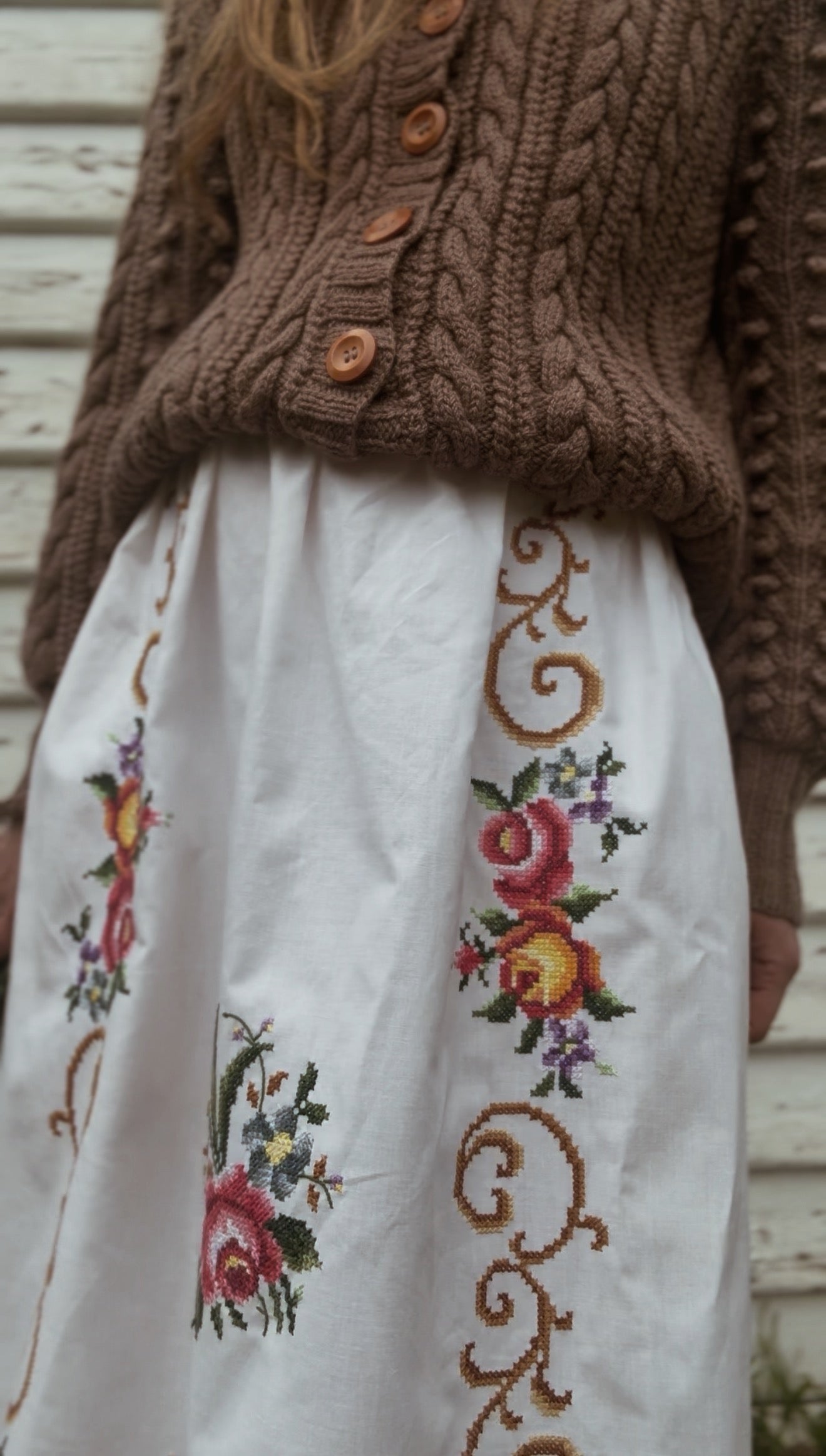 ONE OF A KIND VINTAGE EMBROIDERED ROSE SKIRT S-M