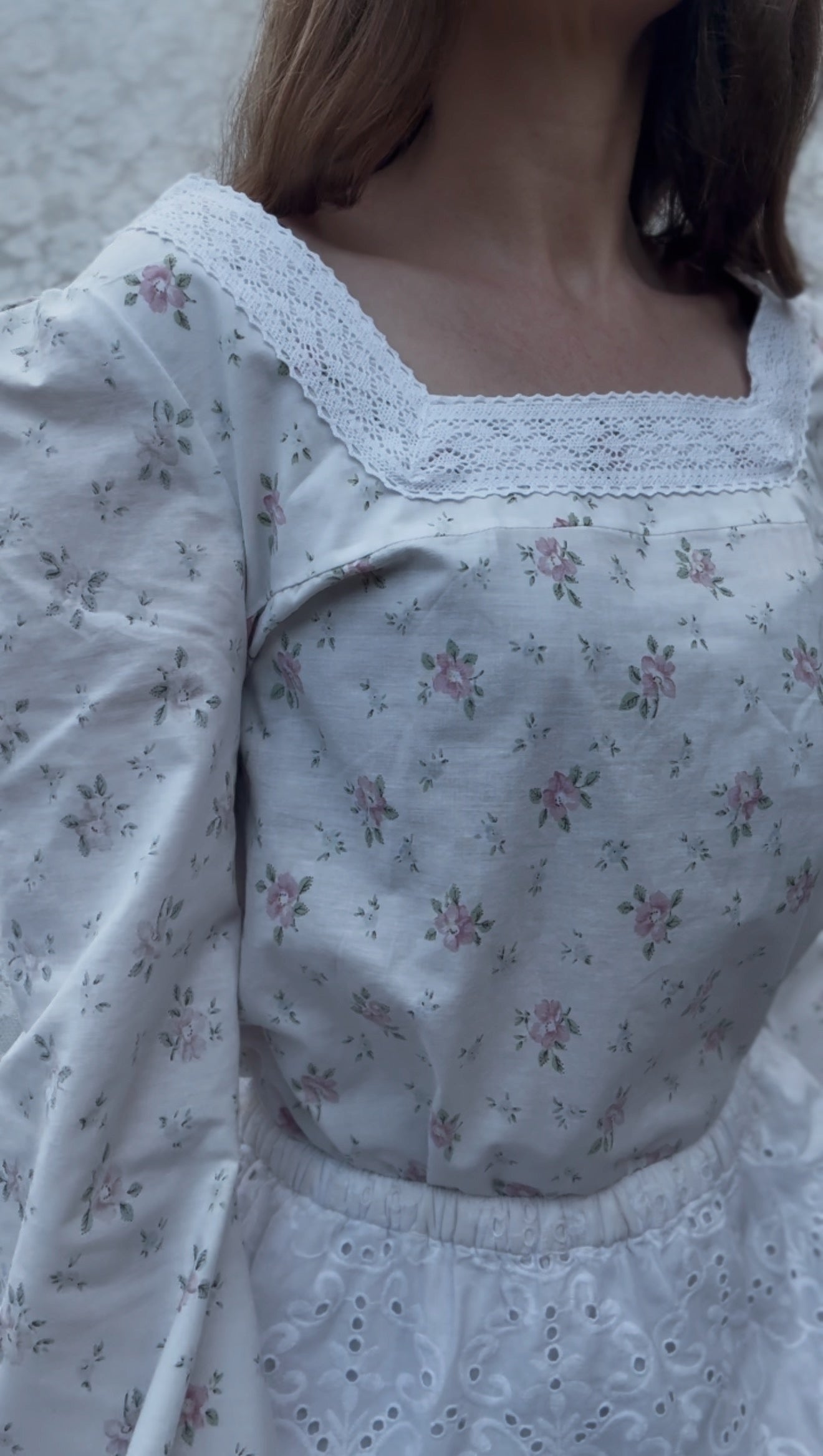 REWORKED WHITE COTTON FLORAL BLOUSE XS