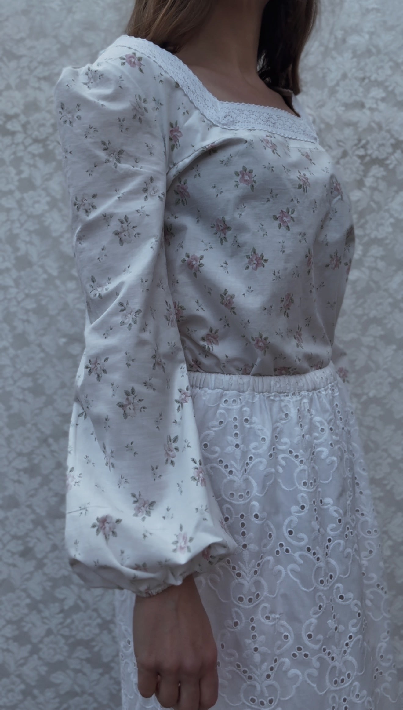 REWORKED WHITE COTTON FLORAL BLOUSE XS