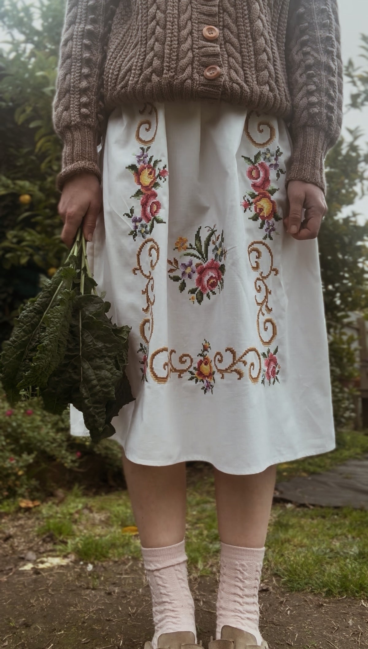 ONE OF A KIND VINTAGE EMBROIDERED ROSE SKIRT S-M
