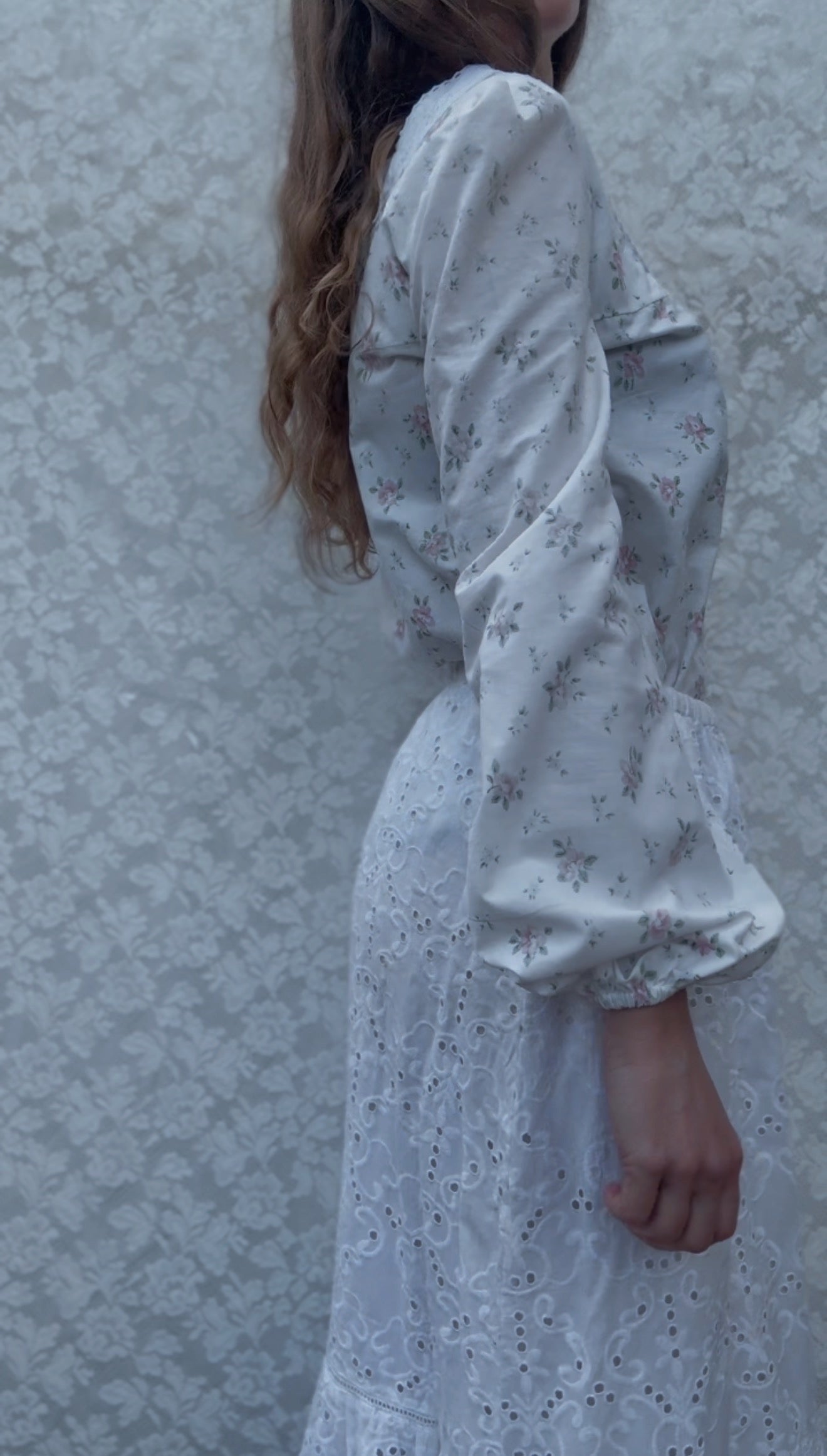 REWORKED WHITE COTTON FLORAL BLOUSE XS