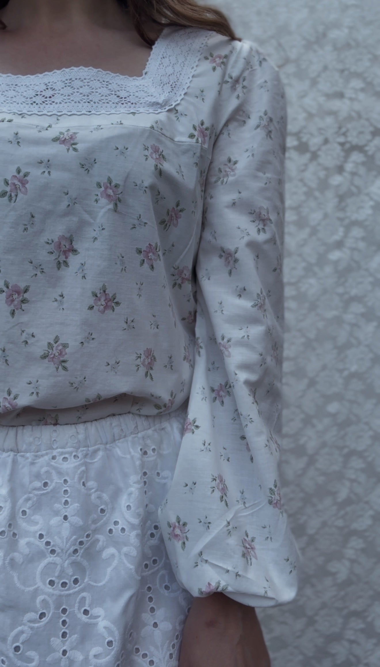 REWORKED WHITE COTTON FLORAL BLOUSE XS