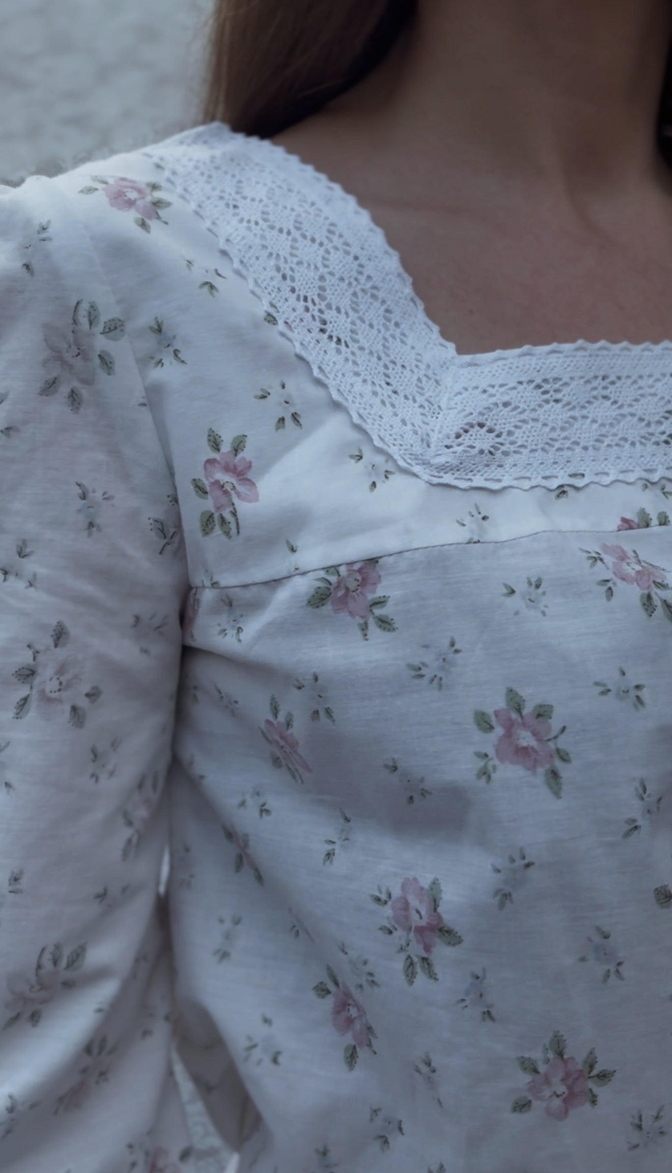 REWORKED WHITE COTTON FLORAL BLOUSE XS