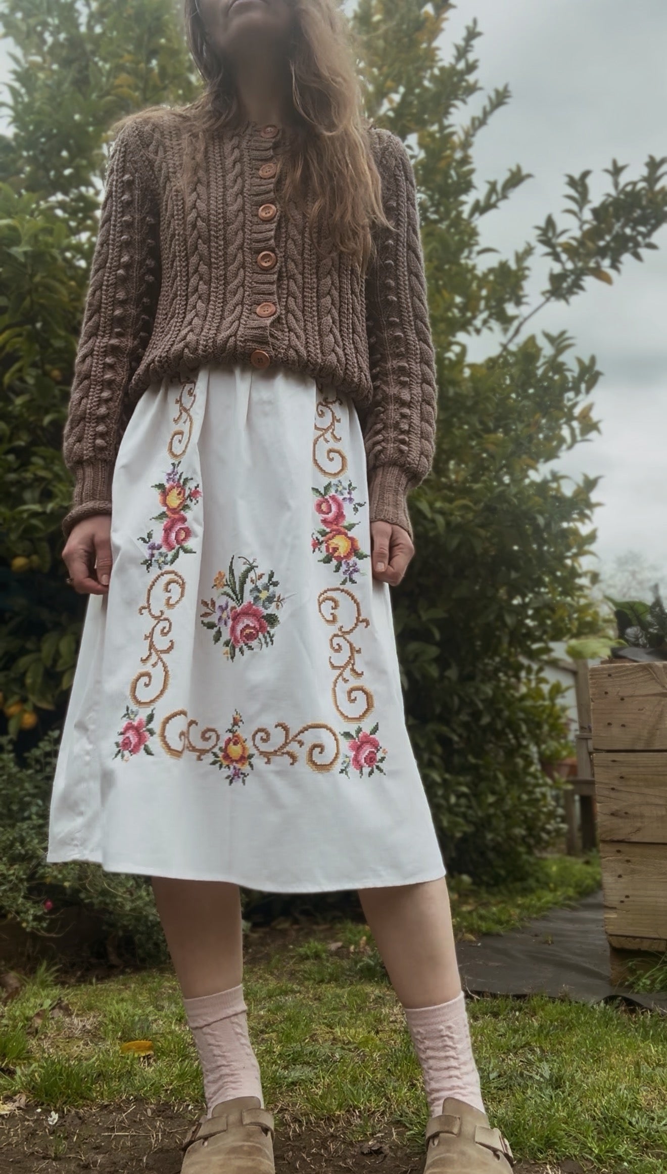 ONE OF A KIND VINTAGE EMBROIDERED ROSE SKIRT S-M