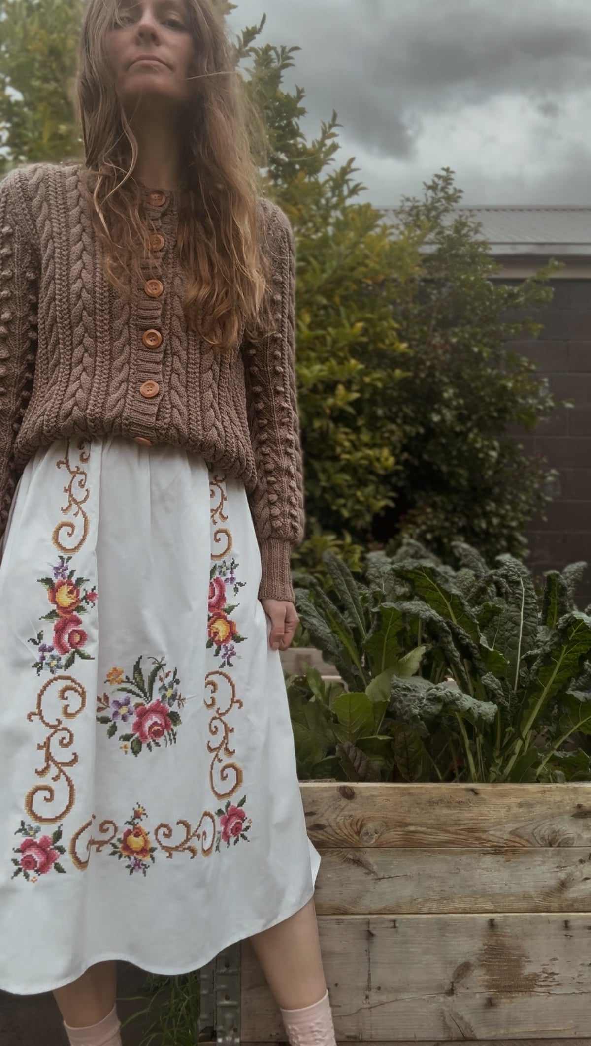ONE OF A KIND VINTAGE EMBROIDERED ROSE SKIRT S-M