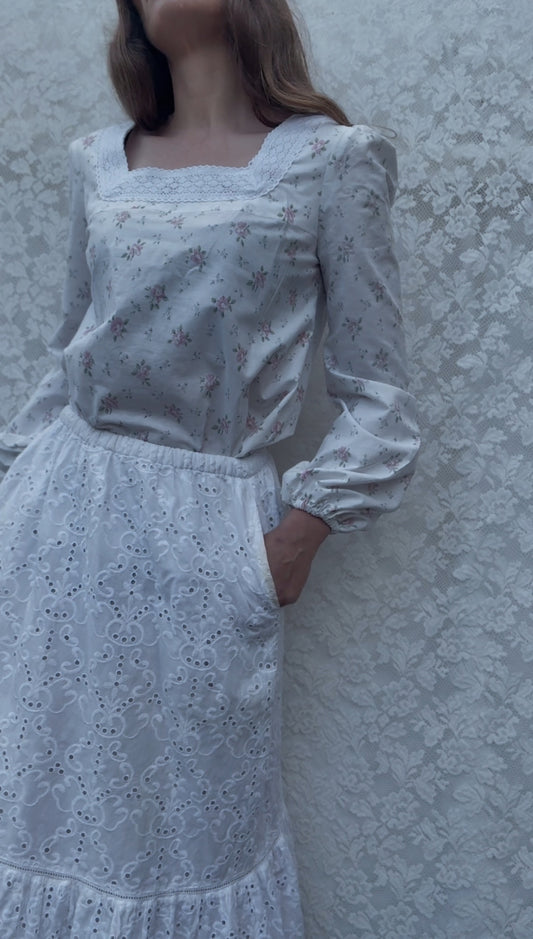 REWORKED WHITE COTTON FLORAL BLOUSE XS