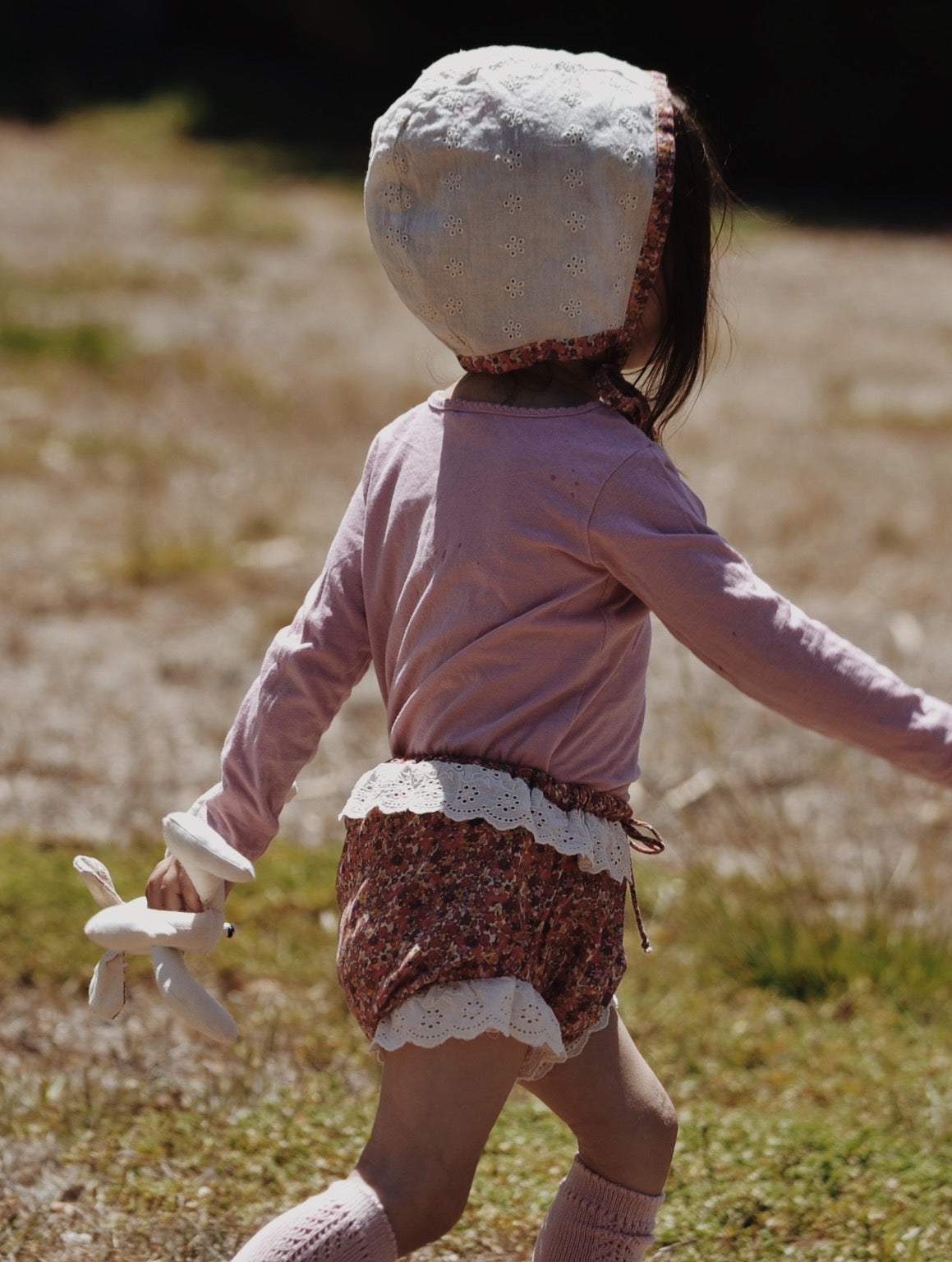 ANNABELLE GIRL'S REVERSIBLE BONNET DITSY FLORAL/ANTIQUE WHITE